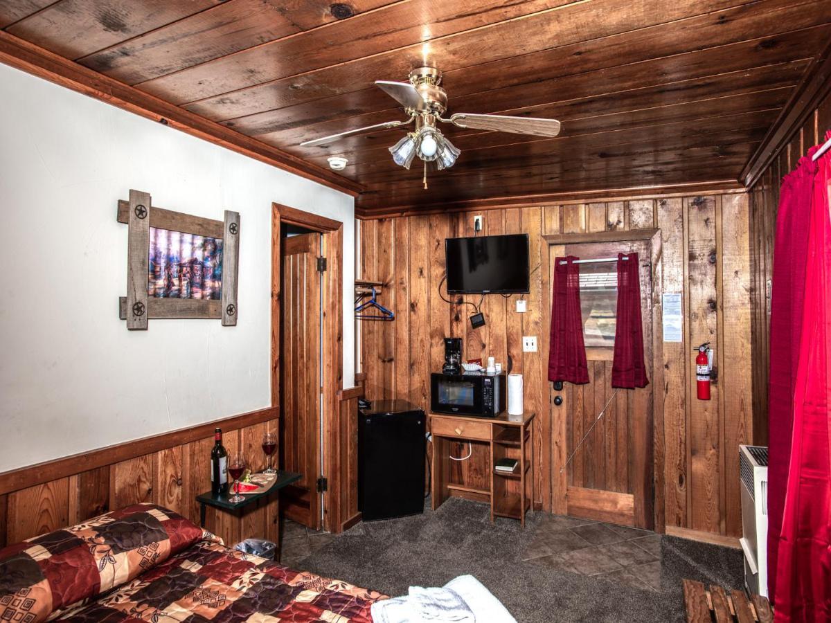 Apache Village Cabinette 15, Queen Bed, Midtown, Sleeps 2 Ruidoso Exterior photo